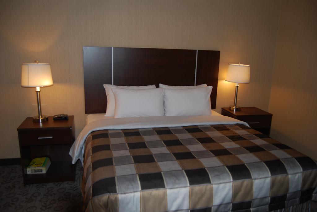 Days Inn By Wyndham Brampton Room photo